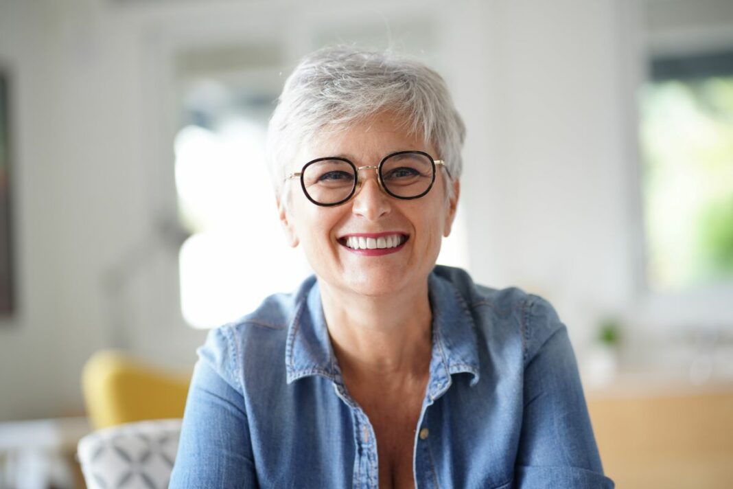 coiffure femme 60 ans avec lunette