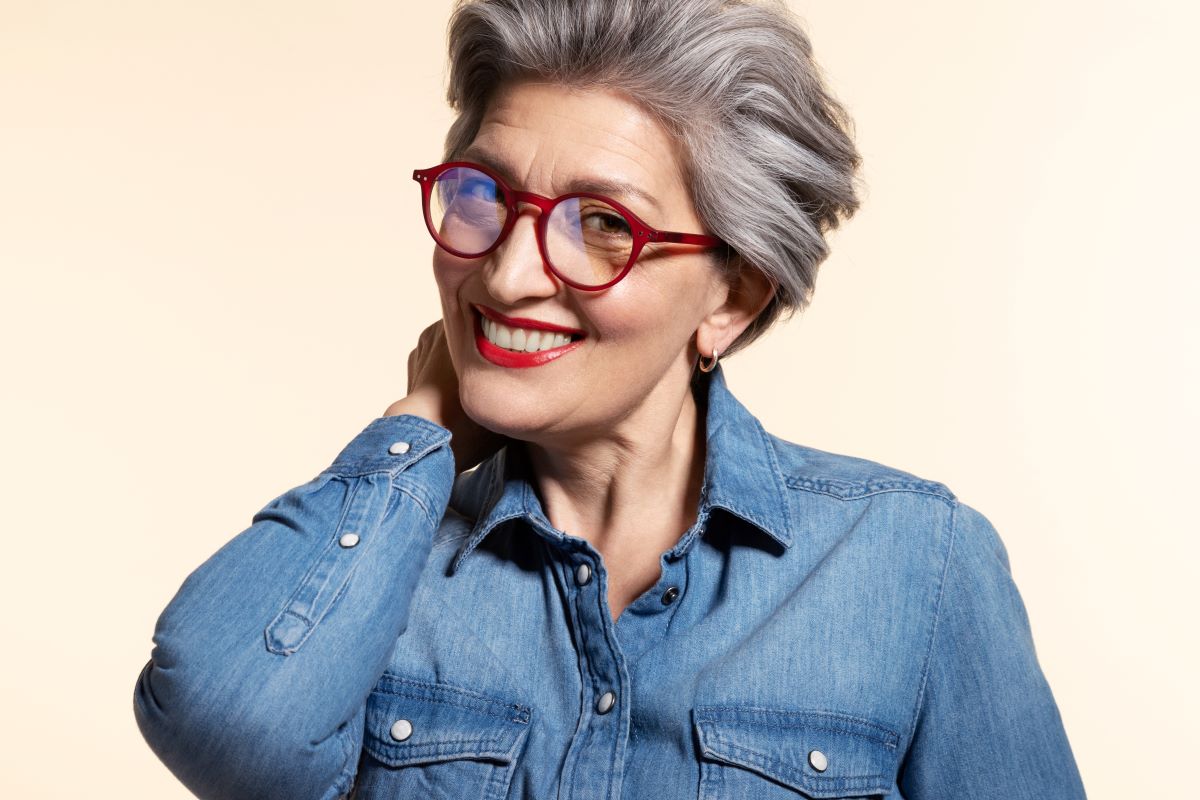 coiffure femme 60 ans avec lunette coupe courte