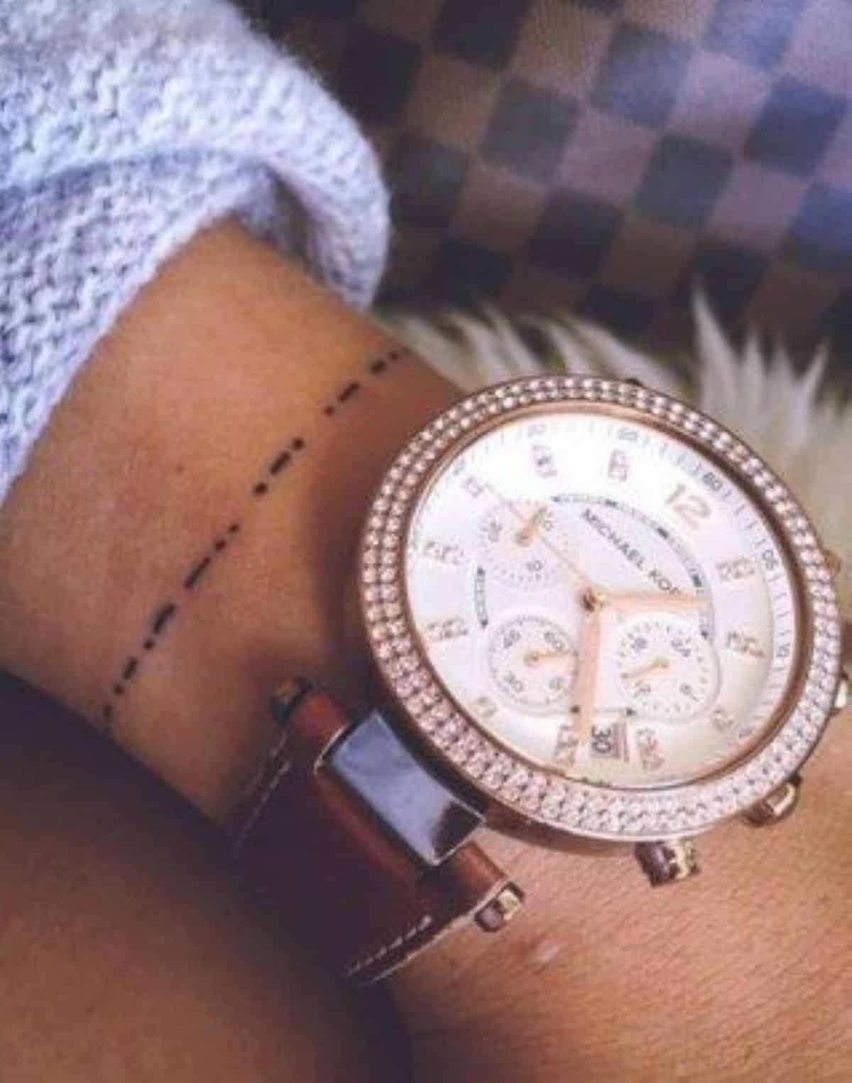 tatouage bracelet femme minimaliste
