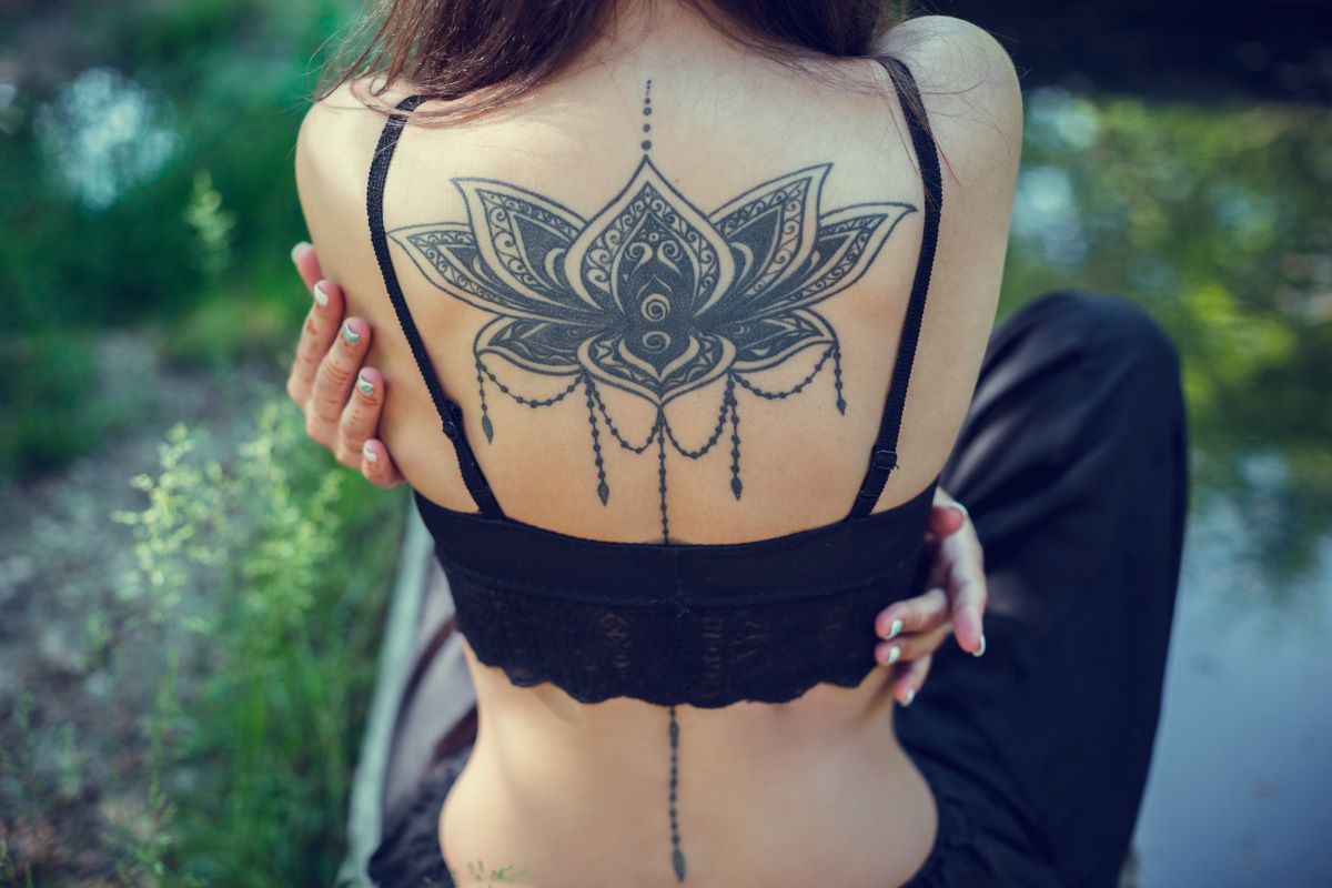 tatouage dos femme belle pièce