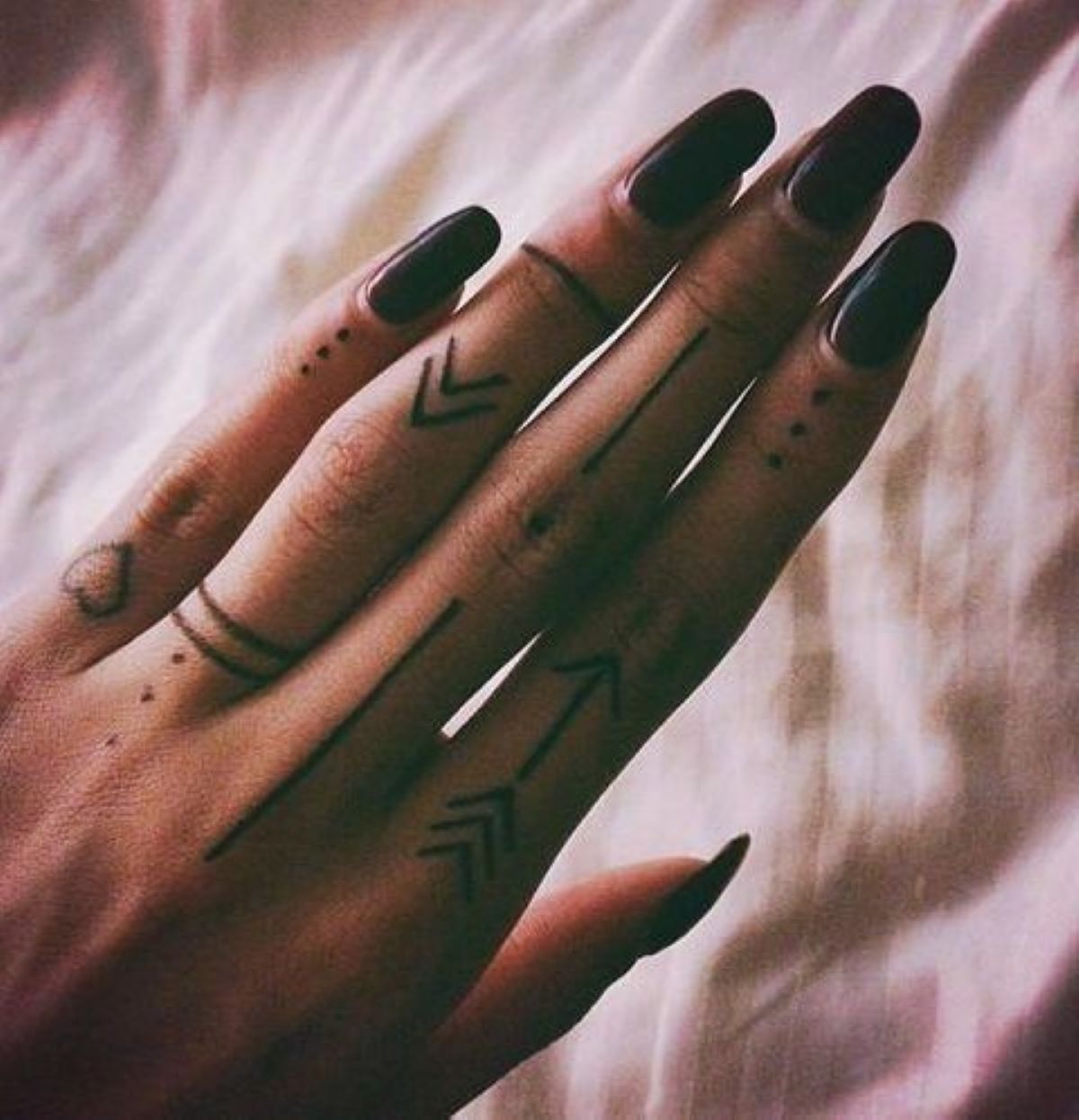 tatouage main géométrique